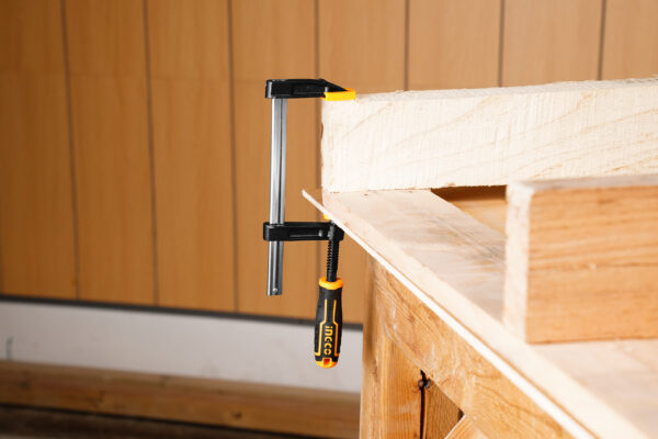 Grampo Sargento Profissional 50x150mm 170kg Ingco HFC020501 - Imagem 3